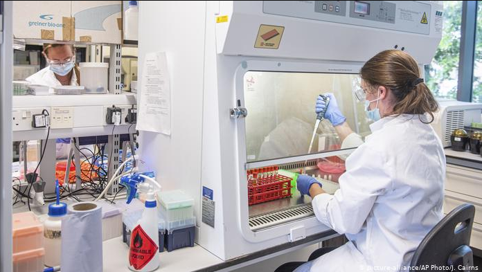 Dos vacunas contra coronavirus producen respuesta inmunitaria y son seguras