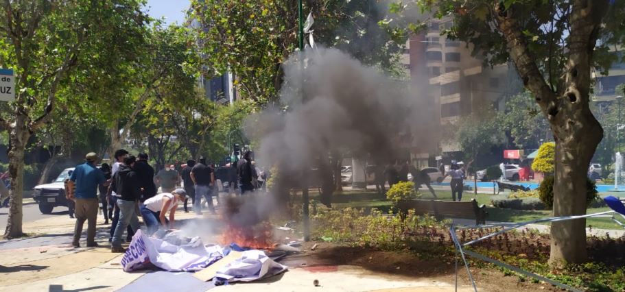 Militantes del MAS son desalojados de plaza 4 de noviembre en Cochabamba