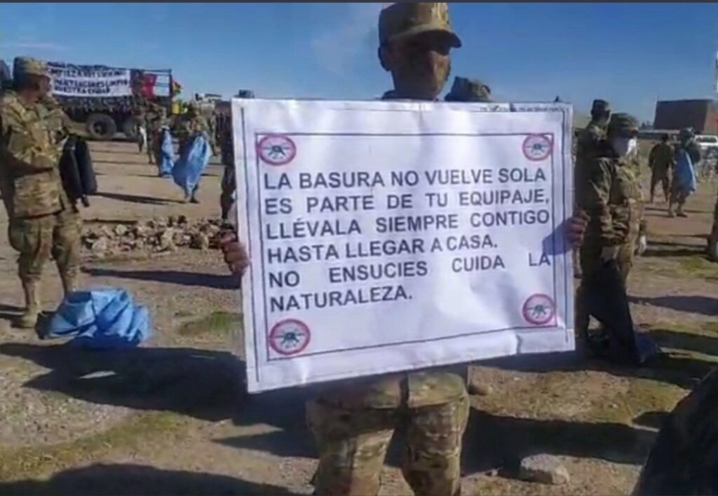 En Uyuni realizan jornada de limpieza en el cementerio de trenes de Uyuni