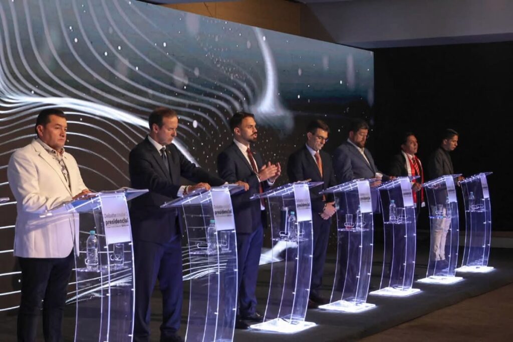 Redes analizan, la calle revienta: bronca e indiferencia tras el debate presidencial