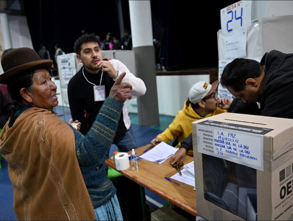 Bolivia vota bajo la mirada del mundo