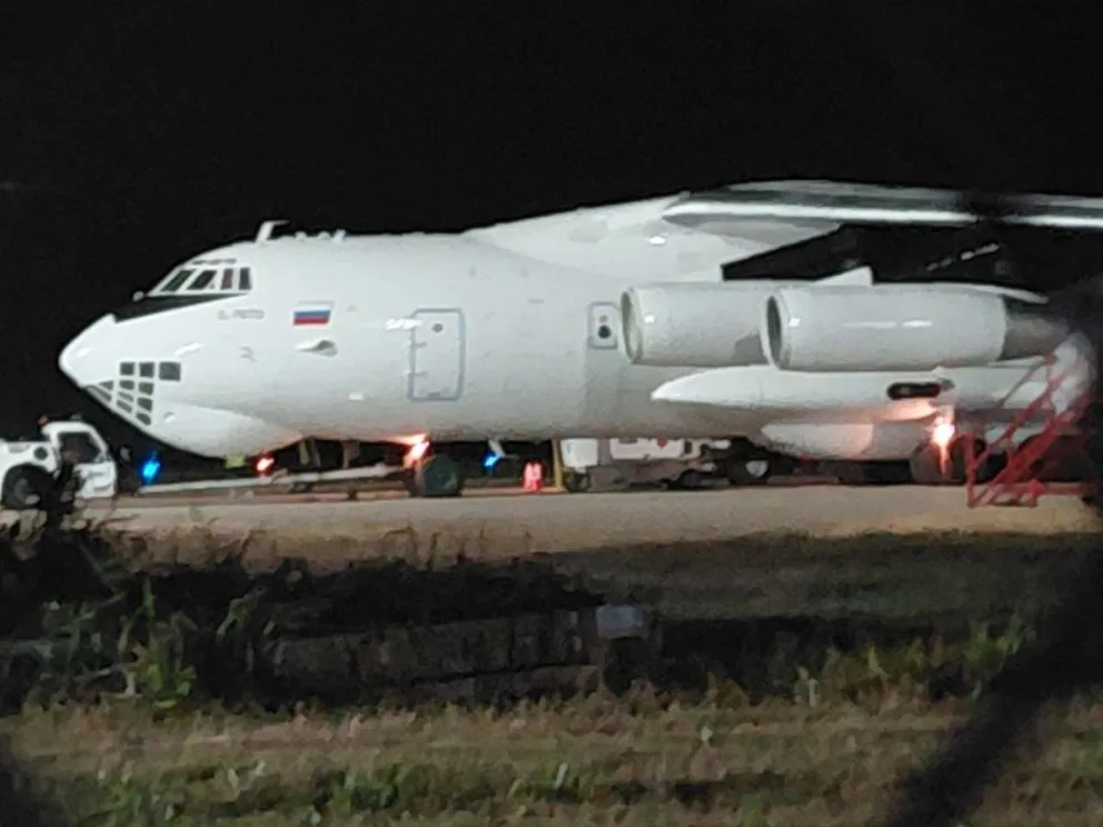 Avión ruso y cambio militar sacuden Bolivia a tres días de las elecciones