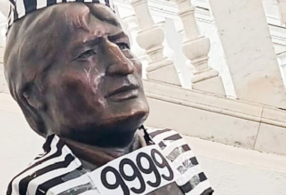Astorga viste de reo el busto de Evo y reaviva la batalla simbólica en la política boliviana