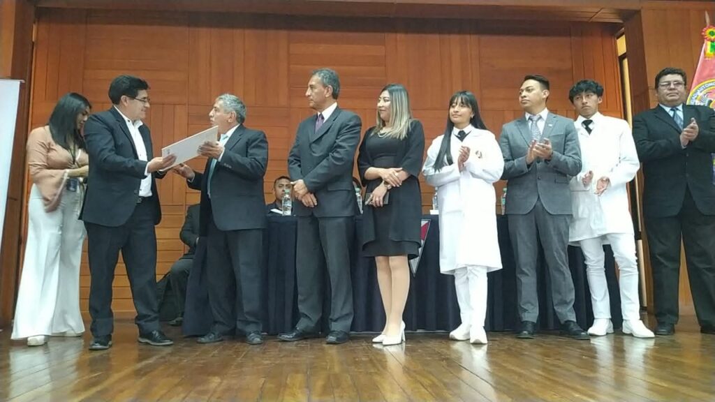 Entre la acreditación y la realidad: Bolivia celebra logros académicos mientras sus médicos enfrentan un futuro incierto