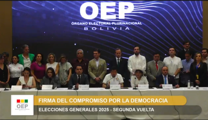 Un apretón de manos por la democracia: Paz y Quiroga firman pacto rumbo a la segunda vuelta
