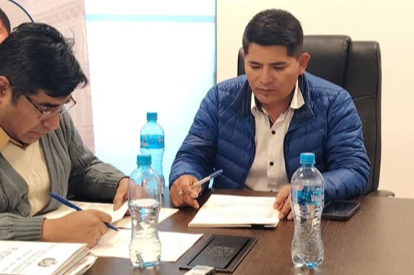 Senador intenta prorrogar mandato… y se retracta antes de que lo juzgue la historia