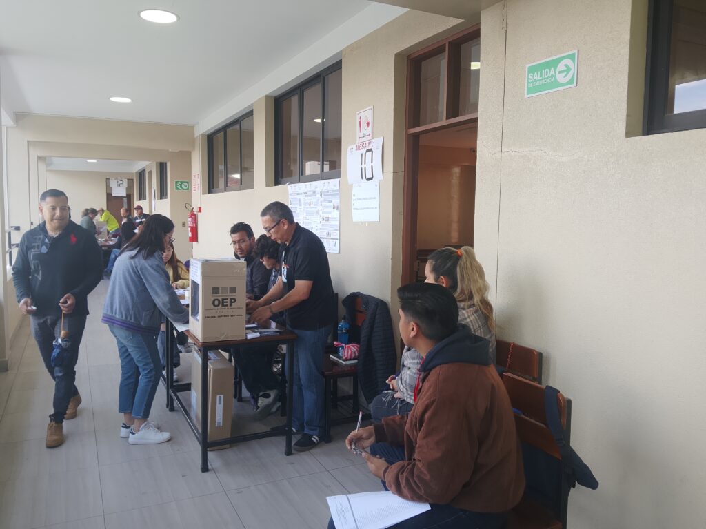 Primera jornada del balotaje: normalidad electoral contrastada con filas de combustible