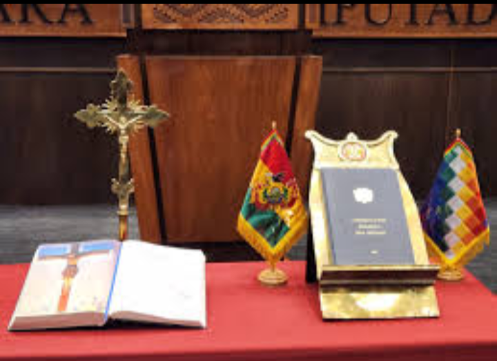 La Biblia y el crucifijo vuelven al juramento legislativo: una decisión que marca un nuevo tiempo en la Asamblea