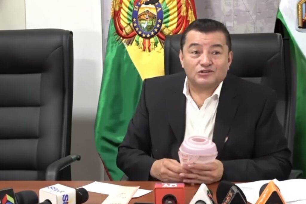 Jhonny Fernández gana una lotería de Florida y sorprende a Santa Cruz al mostrar el boleto en plena conferencia