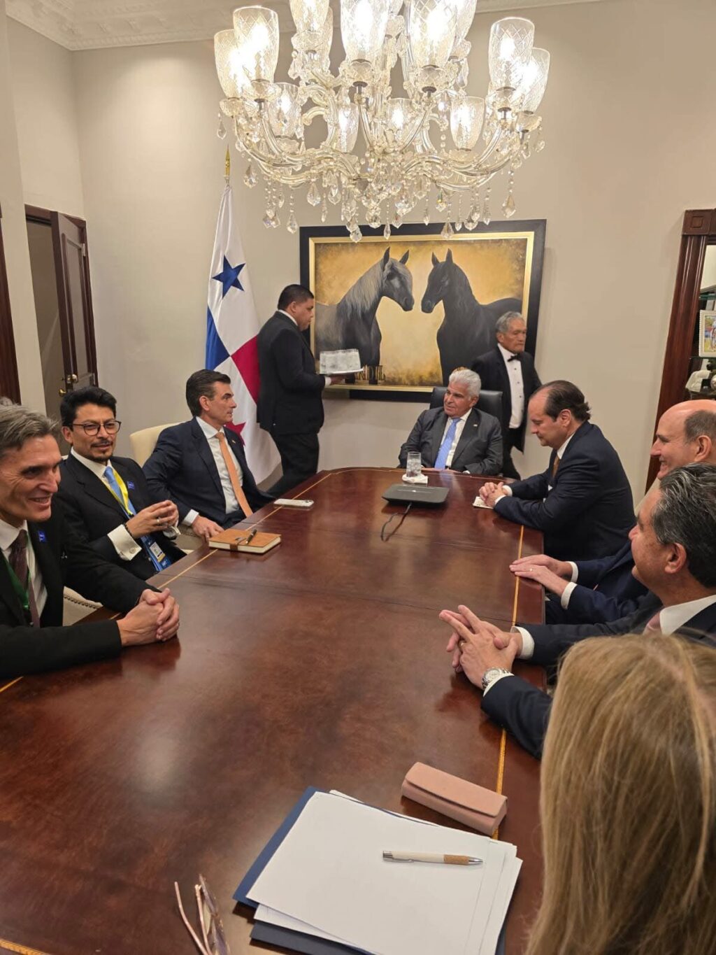 Cuestionan presencia del hermano del presidente Rodrigo Paz en reuniones oficiales durante viaje a Panamá