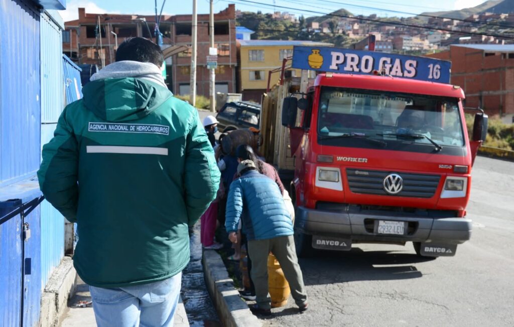 Gobierno garantiza abastecimiento de GLP y atribuye filas en La Paz a rumores y acopio