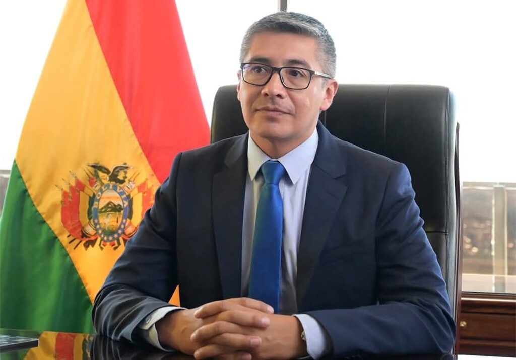 Fitch sube la nota de Bolivia a CCC: mejora técnica que modera el riesgo, pero mantiene un escenario frágil
