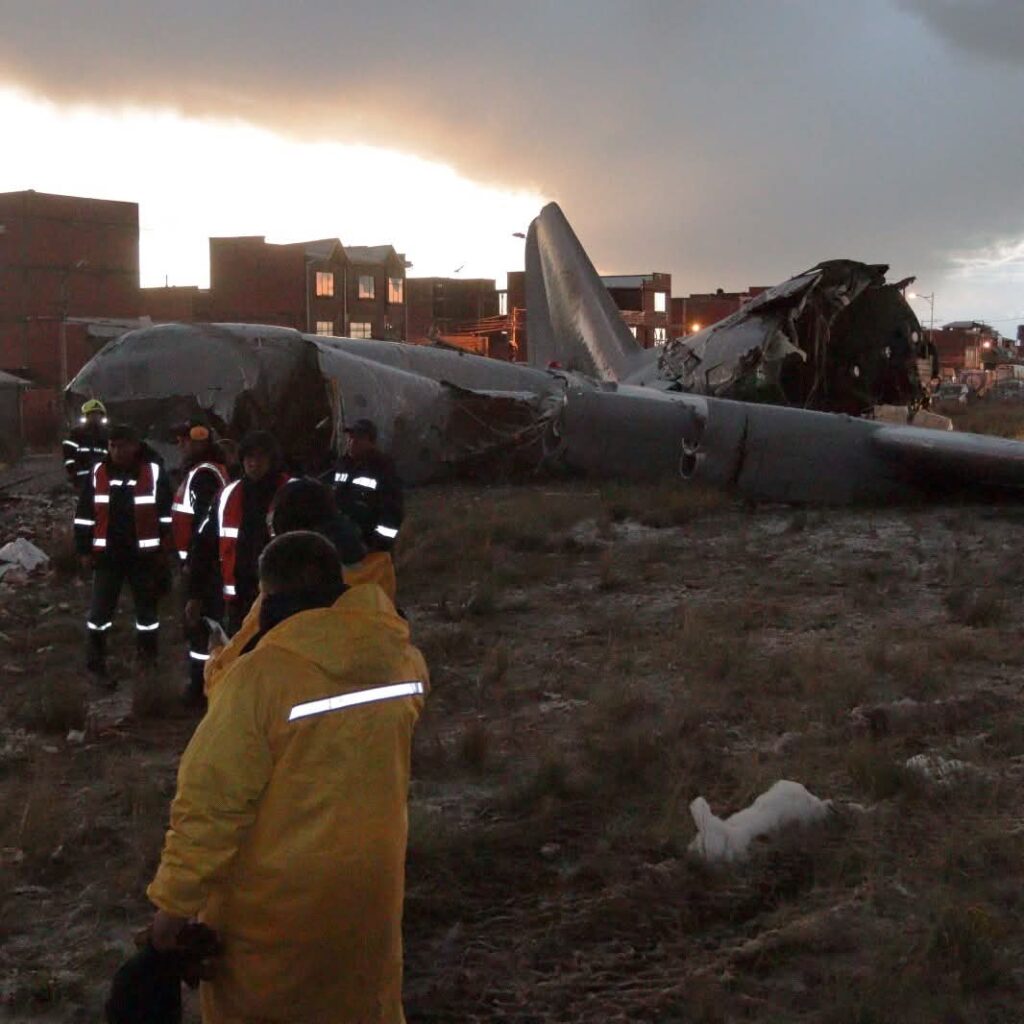 Avión militar se accidenta en El Alto y BCB advierte que billetes esparcidos no tienen valor legal