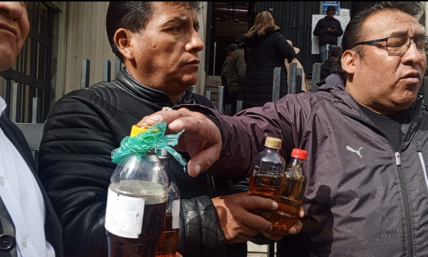 Gasolina de mala calidad: ¿quién debe resarcir los daños a los vehículos en Bolivia?