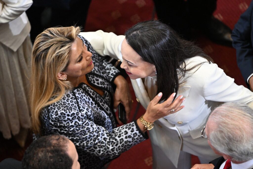 Saludo entre María Corina Machado y Jeanine Áñez marca la jornada internacional en la investidura de Kast en Chile