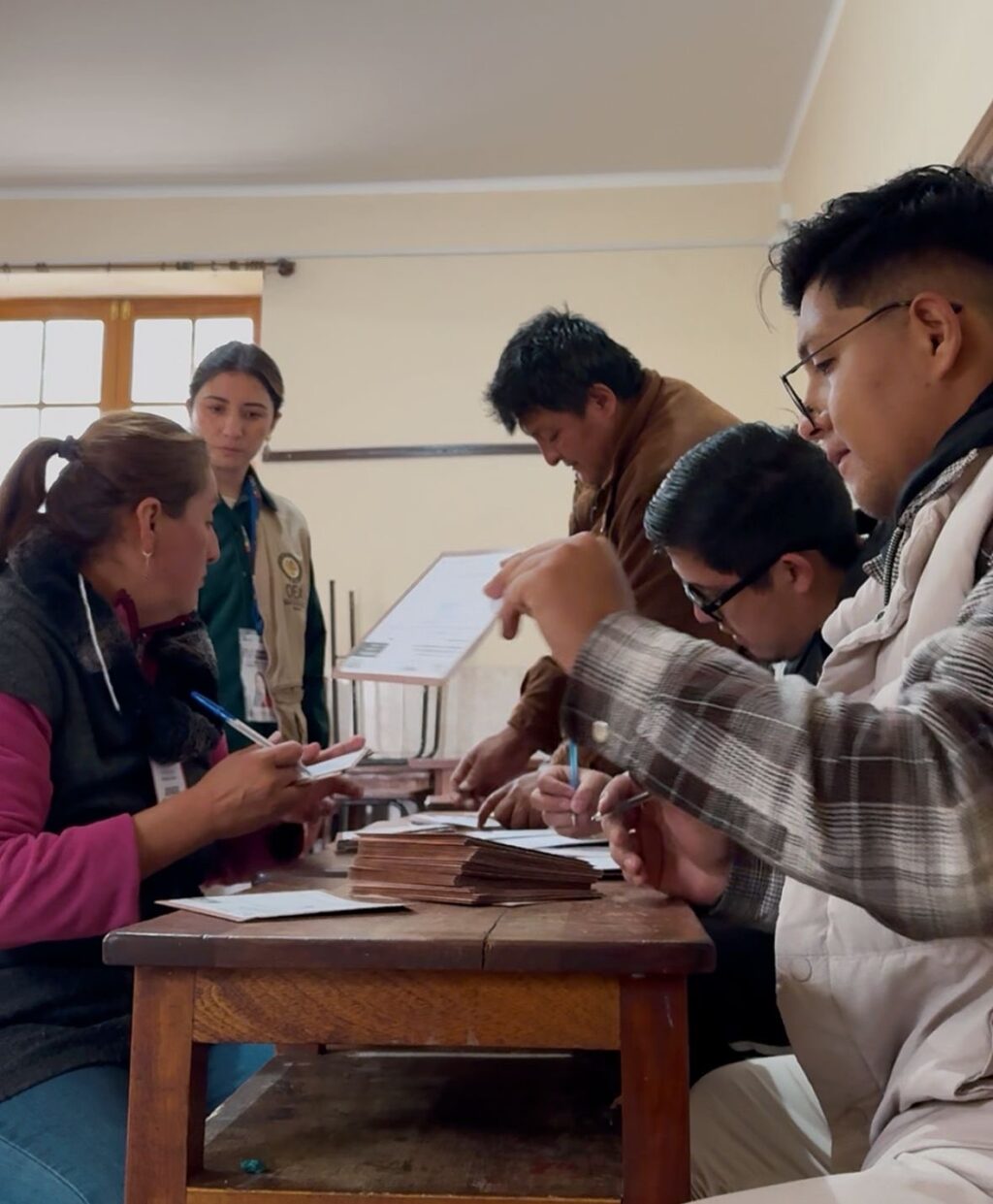 Elecciones subnacionales: Bolivia vota en calma, pero con escepticismo económico en las calles y redes