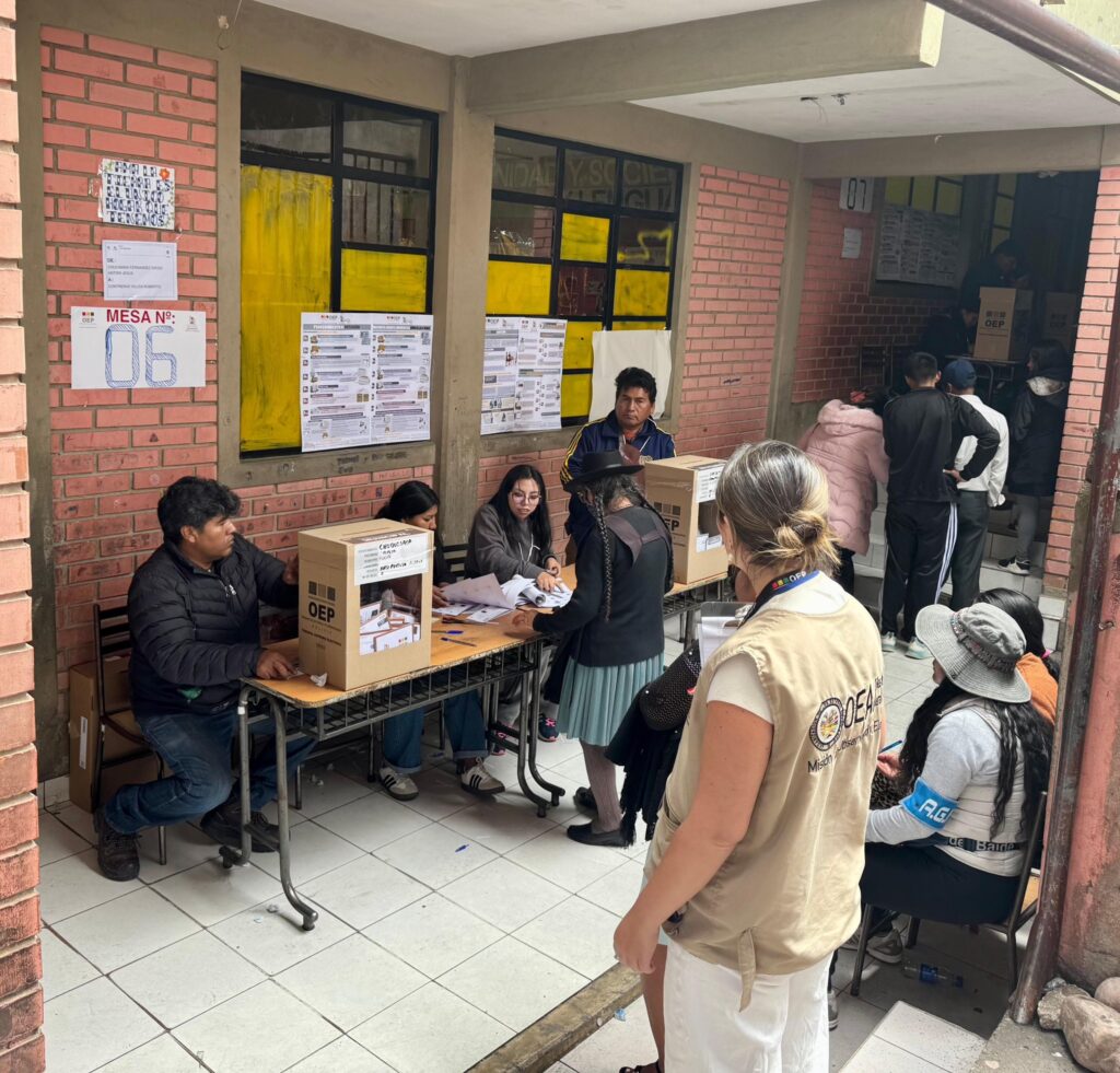 Elecciones en Bolivia: calma en las urnas, tensiones en la calle y llamado a unidad de Paz en medio de crisis