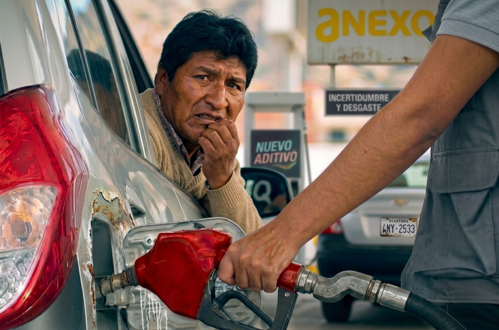 Gasolina con aditivos: la contratación de emergencia de YPFB abre debate mientras técnicos descartan daños a la pintura