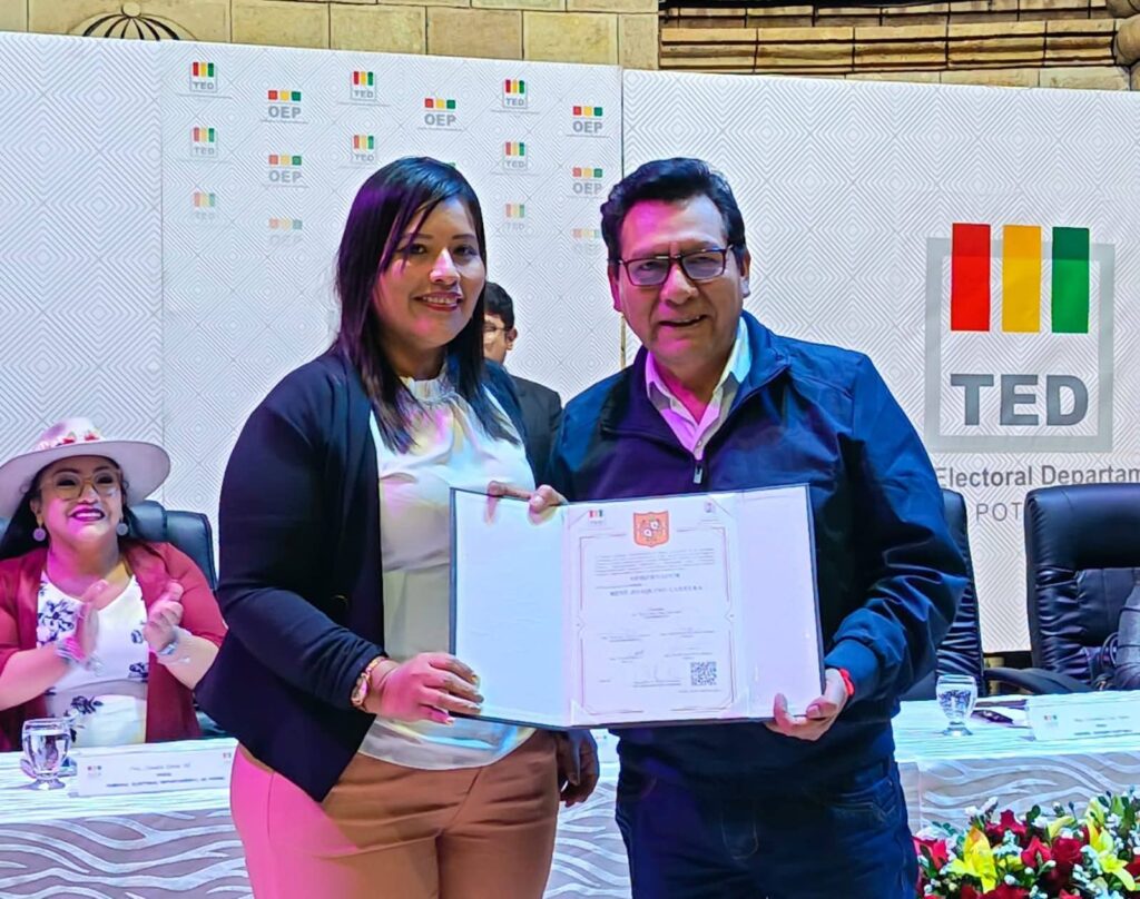 TSE entrega credenciales y abre una nueva etapa: autoridades asumen en medio de crisis y presión por resultados
