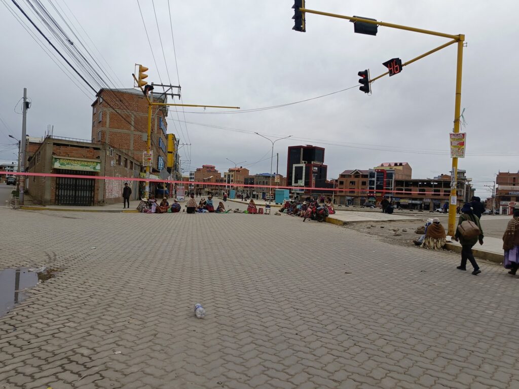 El Alto queda aislada por bloqueos y crece la preocupación por el desabastecimiento