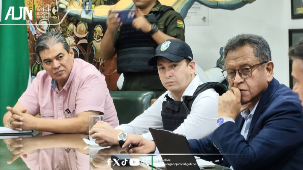 Santa Cruz en alerta: presidente del TSJ aparece con chaleco antibalas en reunión de alto nivel por ola de violencia
