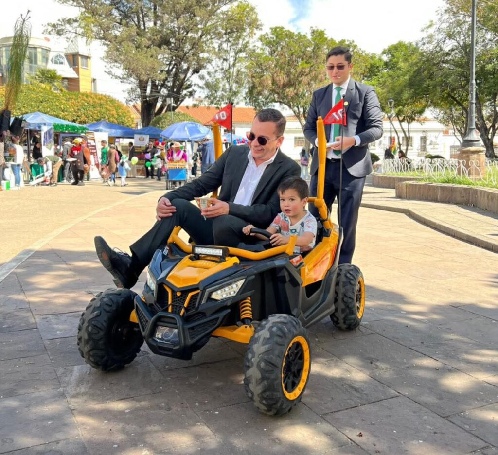 Romer Saucedo cambia el protocolo por un paseo infantil en Sucre: “Nunca dejemos de ser niños”