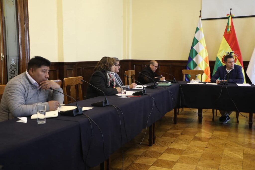 Comisión de diálogo impulsada por Edmand Lara pone la atención sobre Rodrigo Paz en medio de la crisis política