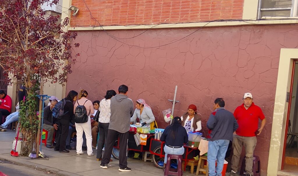 Cochabamba despierta a puro carbohidrato: el “papa huevo” se convierte en símbolo del desayuno popular