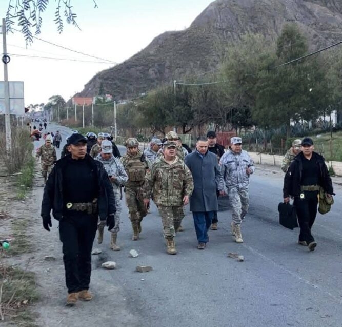 Mientras militares despejan rutas, familias paceñas caminan kilómetros para conseguir alimentos en Río Abajo
