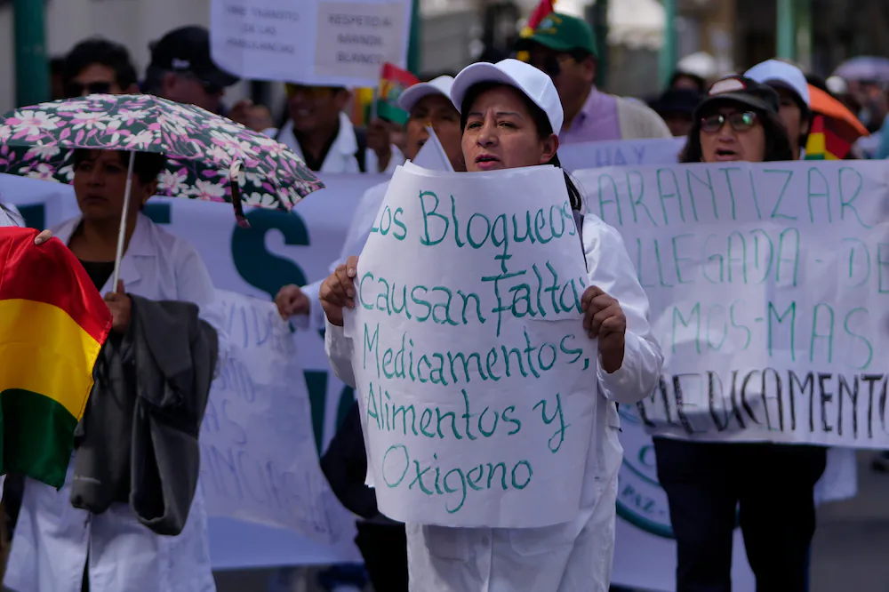 El País alerta que la crisis boliviana reabre una fractura histórica: del conflicto político a la polarización racial