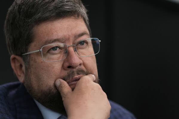 Samuel advierte que la economía no se reactivará sola y abre debate sobre el rol de su entorno en el Gobierno