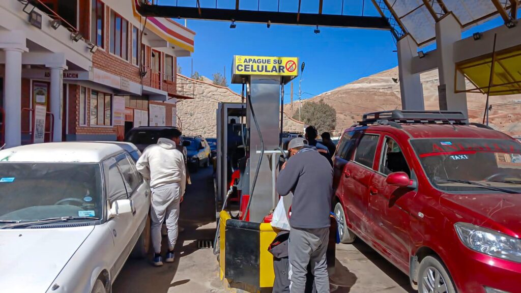 Gobierno congela el precio de los combustibles por seis meses más y gana tiempo para definir el futuro de la subvención