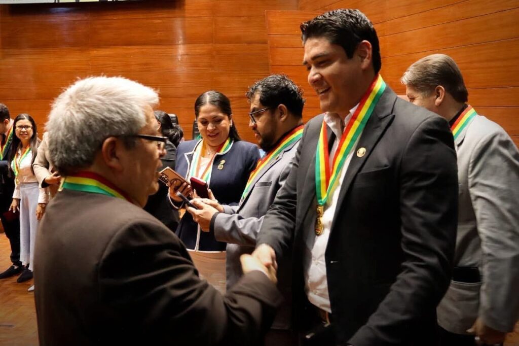 Para los legisladores no hay crisis: Diputados gastó Bs 130.000 en distintivos personalizados