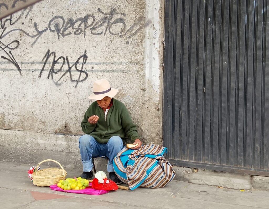 El precio de la crisis: un pan para calmar el hambre y cinco amarros de limón para sobrevivir